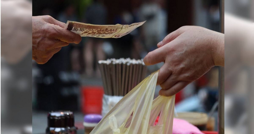 藥署發布修正《食品良好衛生規範準則》（GHP），要求在現場製作食品的從業人員，手部不得同時或接續碰到金錢、垃圾等可能污染的物品，否則可依法裁處。（圖／中國時報杜宜諳攝）