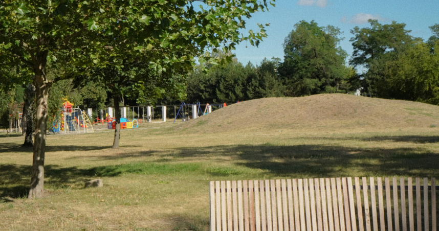 台南舞廳門口爆發肢體衝突，有男客酒醉出腳隨機踹車，進而與車主友人互毆受傷。（圖／翻攝畫面）