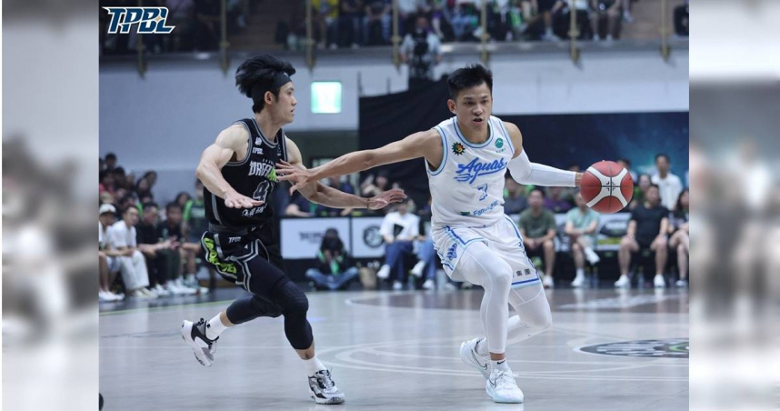 于煥亞(右)一邊運球，一邊推開蔣淯安的盯防。（圖／TPBL提供）