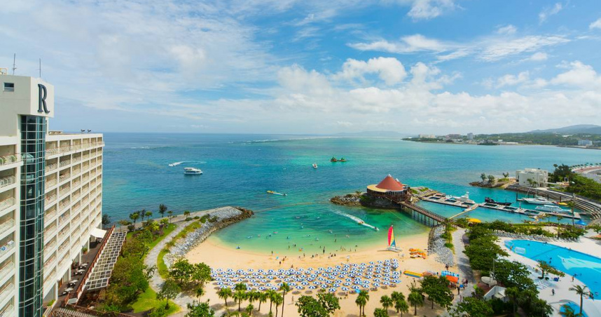 鄰近藍洞與殘波岬的「沖繩萬麗渡假村」，配置9間海景餐廳、室內外泳池與天然溫泉，從早到晚都能享受度假時光。（圖／樂天旅遊提供）