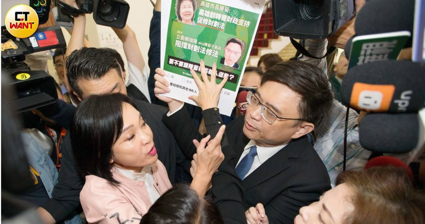 立委柯志恩（左）幾乎篤定代表國民黨參選2026高雄市長，她的立委同事賴瑞隆（右）則還在民進黨初選拚搏中，是否有望同場一戰？各界關注。（圖／黃威彬攝）
