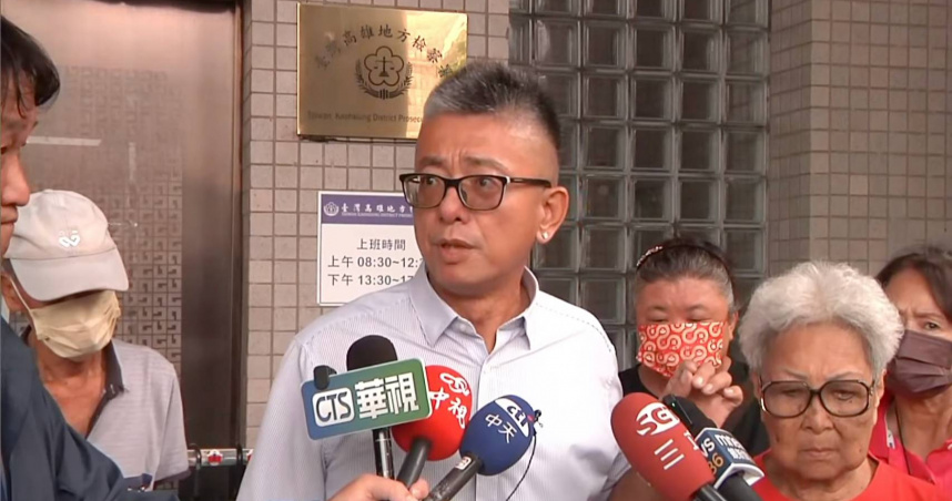 「高雄雙罷劫」領銜人朱磊與黃晃枝今(13)日下午至高雄地檢署門口宣布連署失敗。(圖/截自中時新聞網直播)