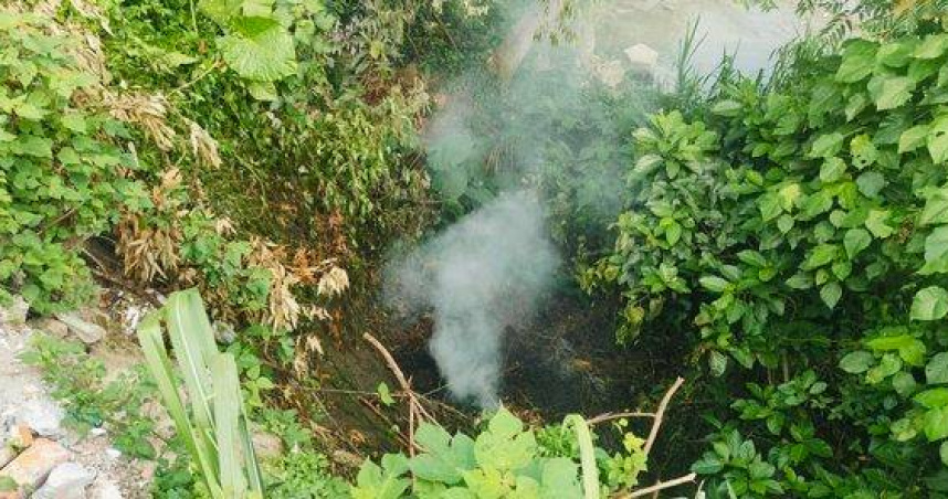 男子墜10米山坡慘遭燒死。（ 圖／翻攝畫面）