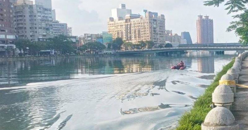 高雄愛河13日清晨接連發生2宗溺水身亡案件，警方確認兩案並無關聯，皆為獨立案件。（圖／翻攝畫面）