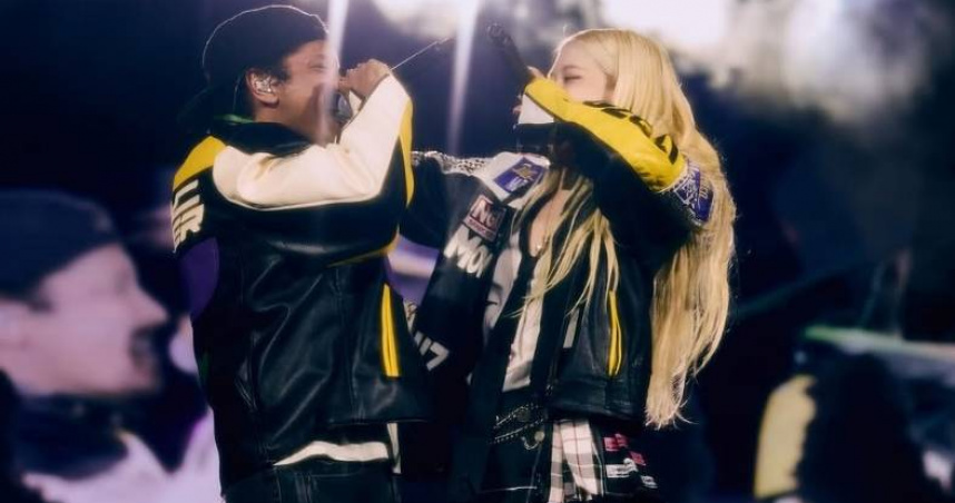 BLACKPINK世界演唱會美國場ROSÉ表演時，火星人布魯諾（Bruno Mars）驚喜現身當嘉賓，事後還在社群喊話自己還清債務了。（圖／翻攝自Instagram／roses_are_rosie）