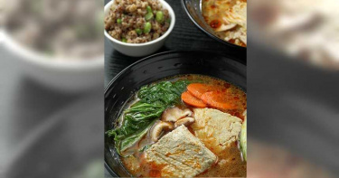 「銷魂麻辣臭豆腐鍋」豆腐軟嫩香臭，蔬果辣湯順喉好喝（260元）。　「藜麥毛豆」富含營養可當主食（160元）。（圖／于魯光）