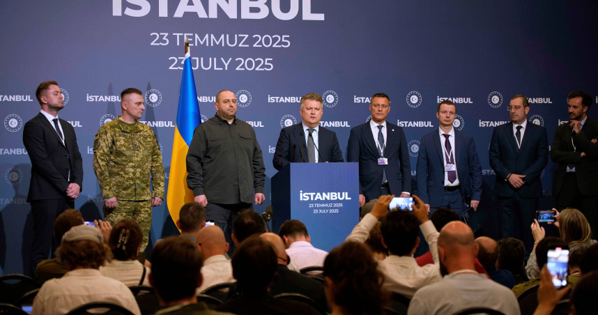 俄羅斯和烏克蘭代表團在土耳其伊斯坦堡塞拉宮舉行和平會談。（圖／達志／美聯社）