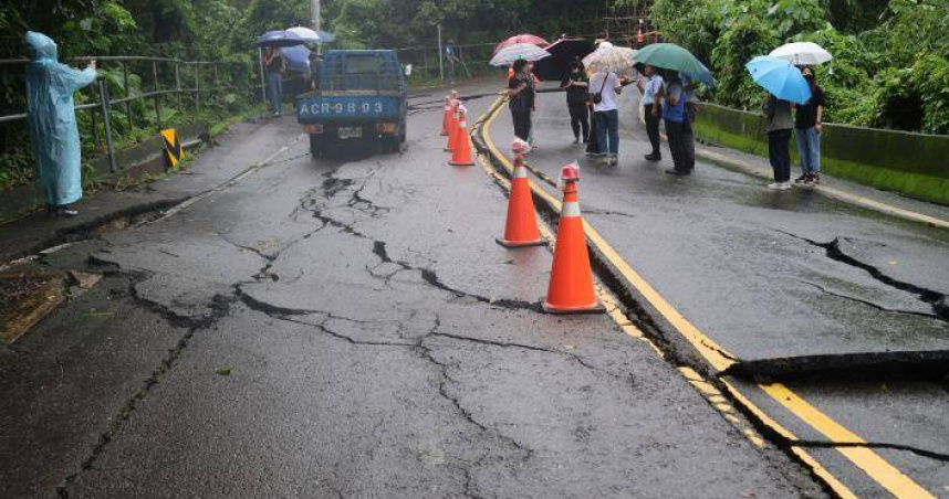 受連日豪雨影響，雲林縣林內鄉坪頂村聯外道路雲61鄉道0.6K路面嚴重下陷。（示意圖／雲林縣政府官網）