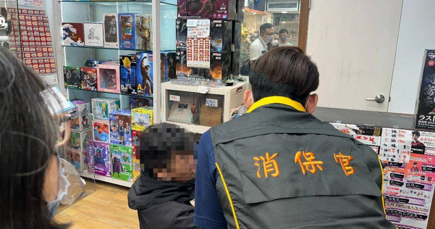 近日有民眾投訴台北市西門町萬年大樓一番賞店家，北市法務局於7月31日至萬年大樓一番賞店家稽查，店家大門已深鎖無人回應。（圖／北市法務局提供）