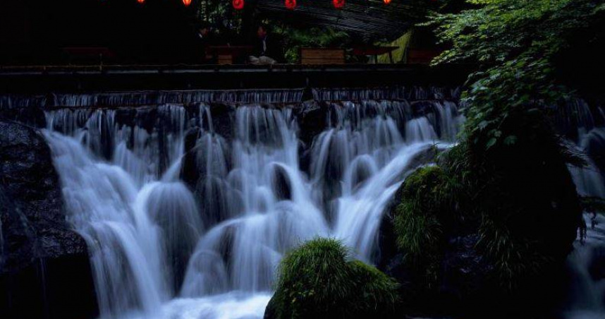 日本京都市北部知名避暑景點貴船地區以獨特的「川床」餐廳聞名。（圖／翻攝自京都観光Navi官網）