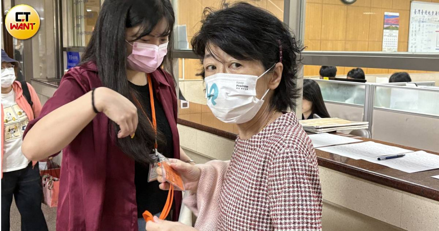 陳佩琪情緒失控，於法庭內大聲吼叫遭法警拘束。（圖／翁靖祐攝）