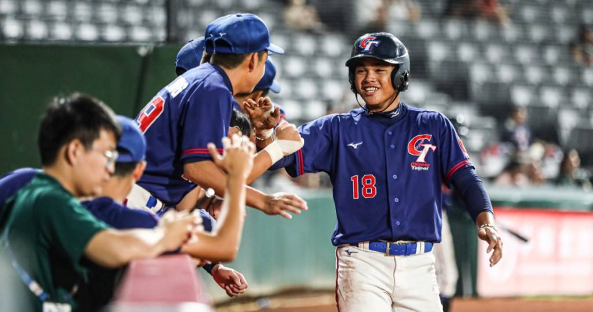 第12屆亞洲U15青少棒錦標賽中華隊陳瑞鑫（右）18日打擊表現精彩，助隊提前結束比賽。（圖／中華棒協提供）