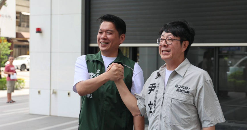 前高雄市文化局長、罷韓運動發起人之一的尹立（右）26日宣布參選第四選區（左楠區）市議員，獲立委李柏毅（左）力挺。（圖／尹立團隊提供）