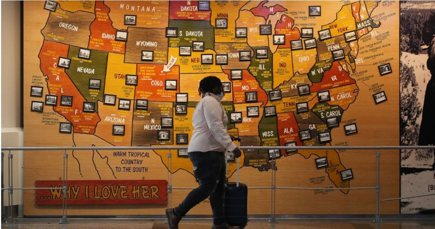 川普政府計畫縮短外國留學生、文化交流工作者與媒體成員的簽證期限。（圖／達志／美聯社）