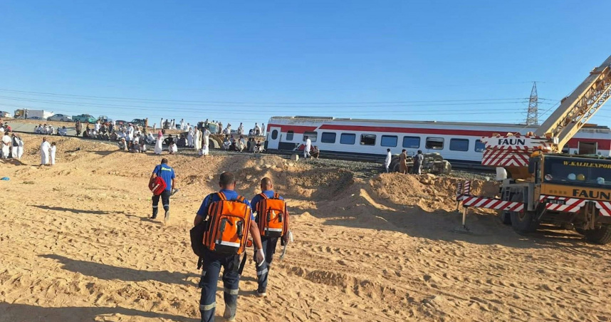埃及一列火車脫軌，導致3人死亡、103人受傷。（圖／翻攝自臉書／وزارة الصحة والسكان المصرية）