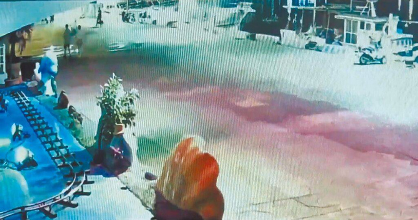 胡男8月19日晚間從李男的漁船上將黑狗「麥可」帶走。（圖／淡水警分局提供／中國時報張鎧乙新北傳真）