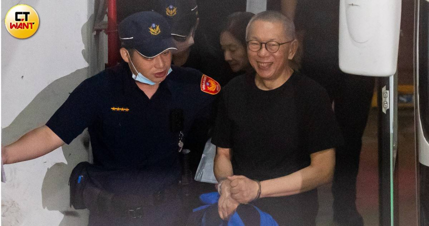 柯文哲委任律師透露柯已同意交保，並將由陳佩琪辦保。（圖／黃耀徵攝）