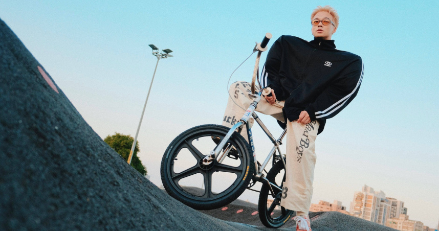 黃號為了拍MV凌晨在河濱公園騎腳踏車。（圖／山夏國際娛樂提供）