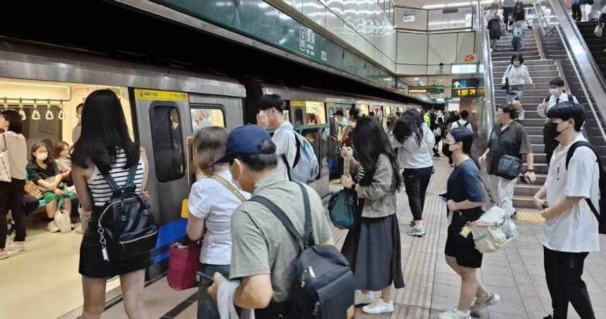 台北捷運公司配合市府公館圓環工程，9月13日至10月31日推出捷運優惠措施，統計上午6時至9時進入捷運車站，且進出站一端為萬隆站以南等7站運量約為4萬6000人次，較9月份同日型增加約1100多人次，其中享回饋30％金額約有1萬7000人次。（圖／台北捷運公司提供）