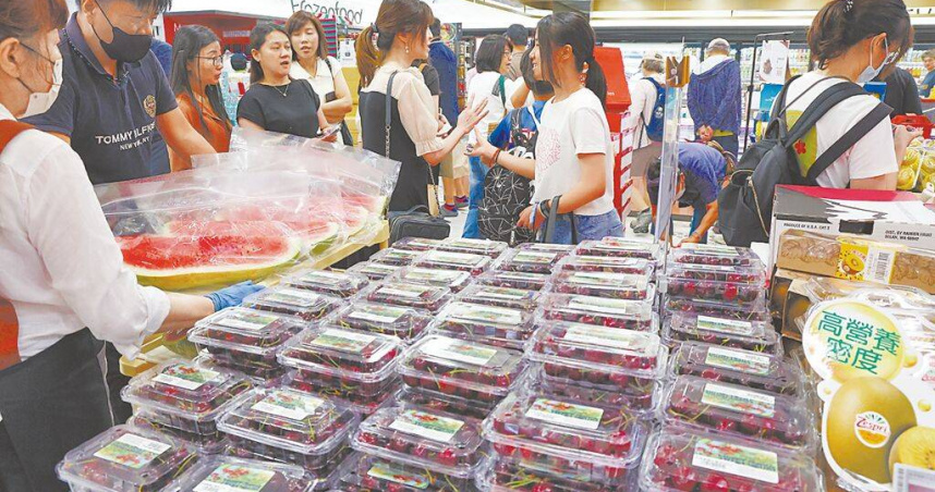 受關稅影響，原本銷往大陸的美國櫻桃轉至台灣等地區，大賣場降價有感。（圖／本報資料照片）