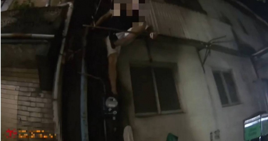 犯嫌企圖爬上二樓破窗進入，遭警方逮個正著送辦。（圖／翻攝畫面）