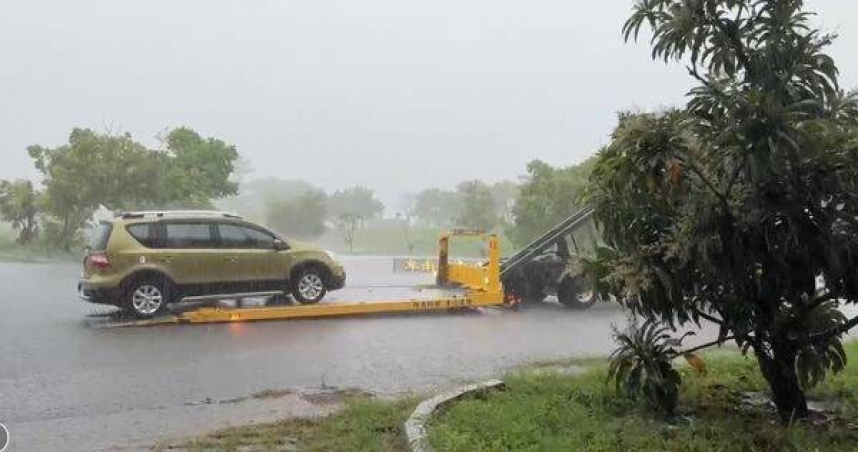 台東女師積水推車求生，連救護車也卡水中。（圖 ／翻攝畫面）