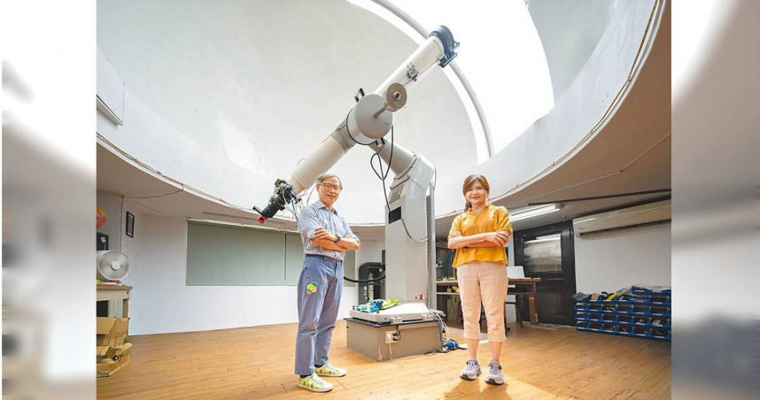 清華大學天文所教授江國興（左）與博士生張怡琪，提出中等質量黑洞候選者重要證據，成果刊登於《天文物理期刊》與NASA官網。（清大提供／李侑珊台北傳真）