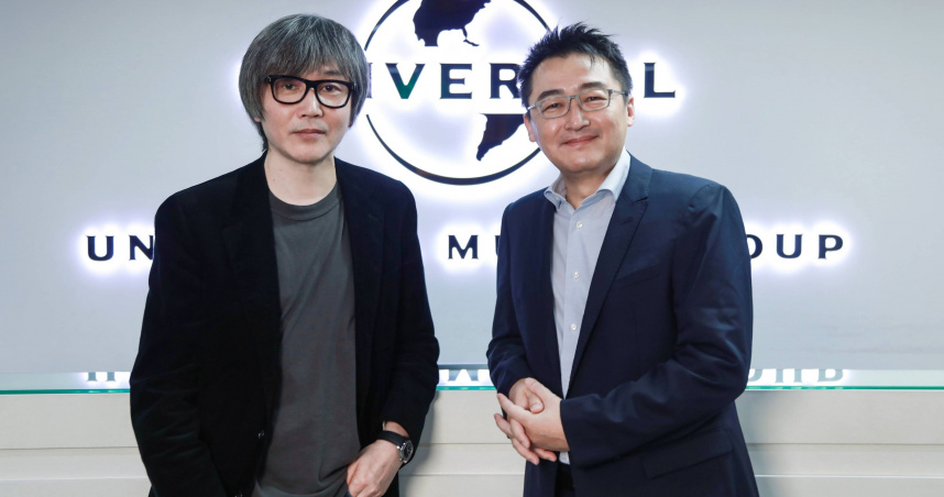 張亞東（左）出任環球音樂中國首席音樂顧問，大中華區主席暨首席執行官徐毅（右）親自為他頒發員工卡。（圖／環球音樂提供）