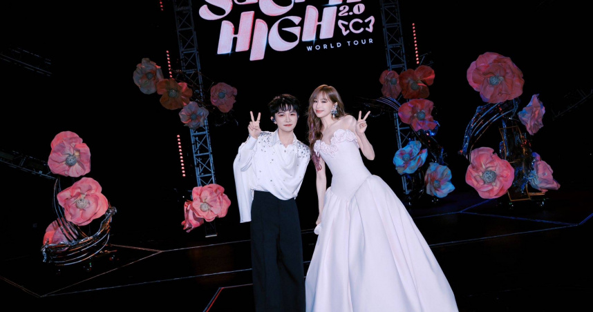 近日颱風「樺加沙」重創花蓮，藝人王心凌（右）也捐出新台幣100萬元作為賑災基金。（圖／翻攝自王心凌臉書）