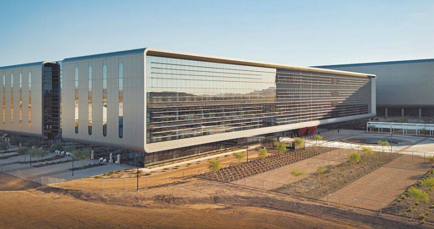 美國希望台灣將半導體產能移往美國，外媒指出，這項要求挑戰重重，幾乎不可能實現。圖為台積電位於美國亞利桑那州的晶圓廠。（圖／台積電提供）