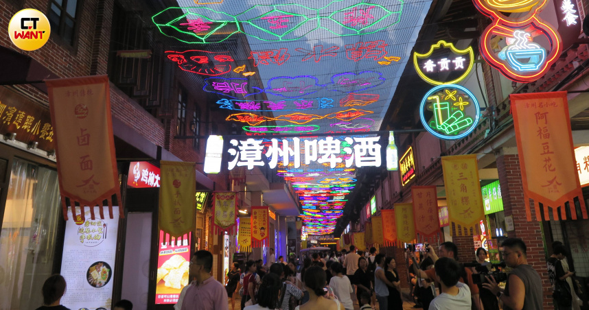 漳州古鎮還未到假日已熱鬧非凡。（圖／陳曼儂攝）