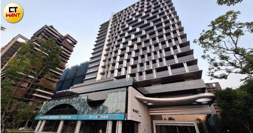 「中悦ITC」正對3.2萬坪高鐵站前廣場，基地1246坪，樓高19樓，規劃約65~520坪，已全部完銷。（圖／林榮芳攝）