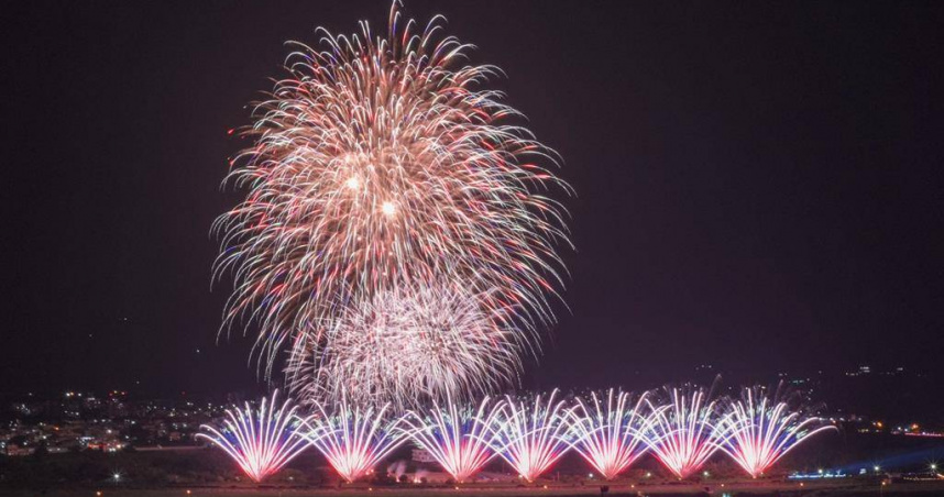 國慶焰火10日晚間在南投市貓羅溪畔璀璨登場，施放4萬3885發、約40分鐘焰火。（圖／南投縣政府提供）