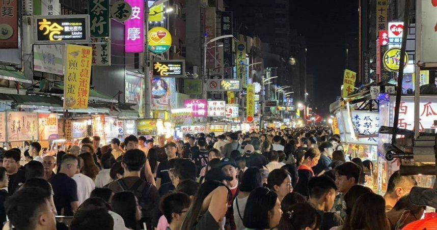 世界級女團BLACKPINK上週六、日重返高雄世運主場館強勢開唱，廣大粉絲帶來高雄夜市商圈消費人潮，迎來可觀的粉絲續攤效益，直至深夜排隊人潮仍舊不散，許多攤商業績成長至少3成。（圖／高雄經發局提供）