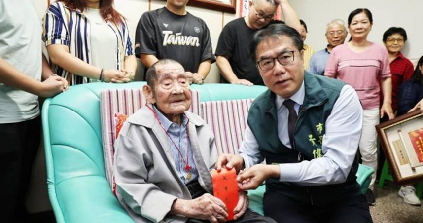 重陽節快到了，台南市長黃偉哲（前排右）探視一名長住於善化的人瑞老先生。（圖／翻攝自台南市政府官網）