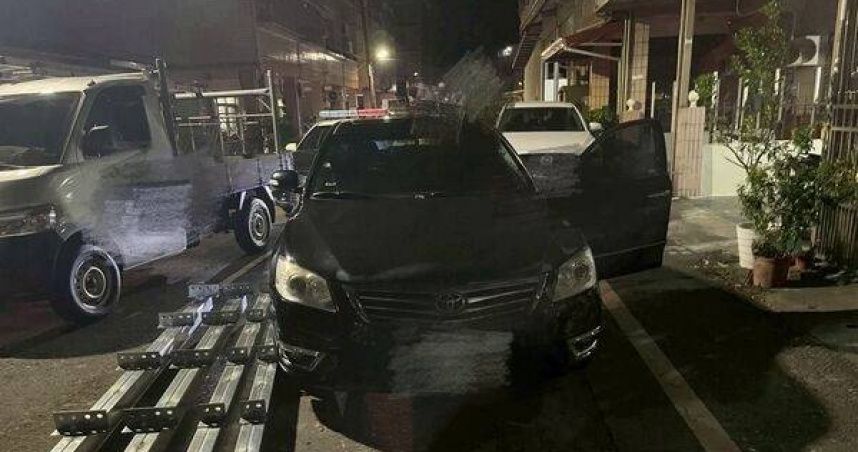 內埔街頭上演驚險警匪追逐戰，竊賊逆向狂飆遭圍捕落網。（圖 ／翻攝畫面）