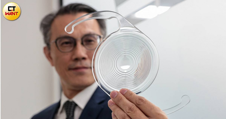 奈米醫材總經理陳秉淳手持的為人工水晶體的放大版，上下兩端的稱為「攀」，加強附著在眼球上。（圖／黃耀徵攝）