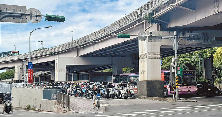 北市府拆除公館圓環已滿1個月，自10月7日起車流已回穩與拆除前相當，事故數與同期相比更下降達44.4％。多數駕駛表示視野變好，認為拆除圓環有助於達成安全目標。（圖／中國時報徐佑昇攝）