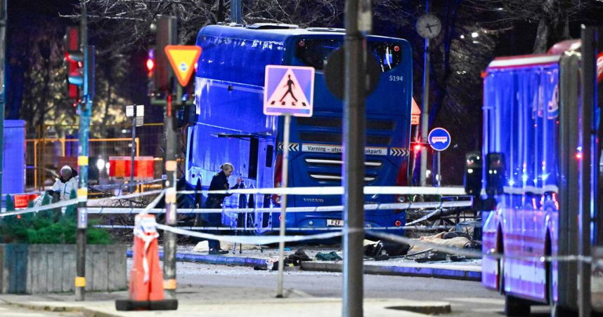 斯德哥爾摩一輛雙層巴士失控撞上路旁公車站。（圖／達志／美聯社）