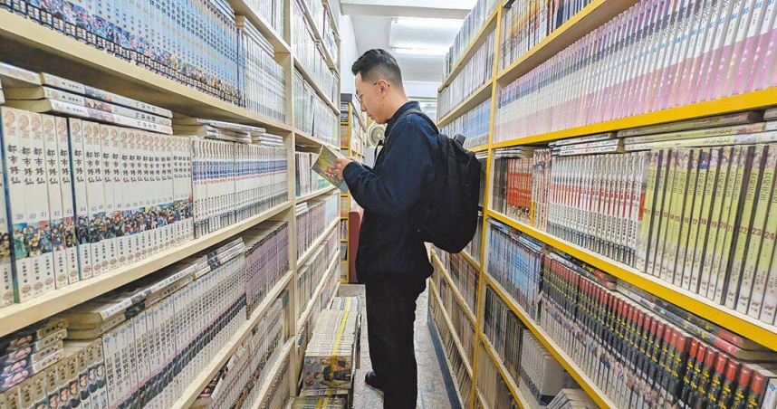 出版過多本台灣經典言情小說的「萬達盛出版社」近日宣布將結束營業，讓不少接觸過言情小說輝煌世代的6、7年級生感嘆不捨，坊間租書店更是不少人閱讀言情小說的青春回憶之處。（圖／中國時報黃世麒攝）