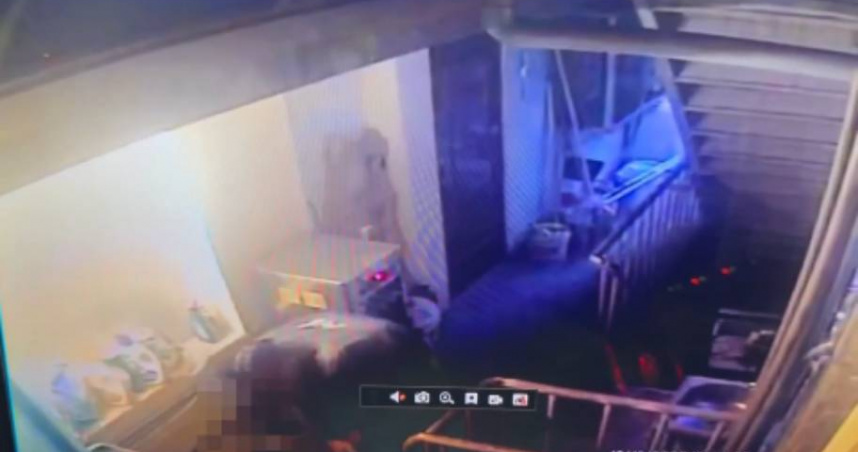 張文於北車隨機傷人，至今已釀成4死5傷，其在租屋處潑灑汽油點火畫面也曝光了。（圖／翻攝畫面）