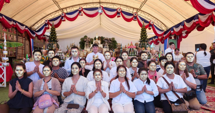 泰國大城府佛寺分享信徒「臉上貼金」的照片。（圖／翻攝自พ่อแก่เงินล้าน臉書）