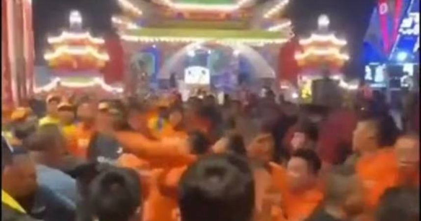 高雄市小港區3日晚間廟會活動發生陣頭衝突，2名男子因推擠引發口角並互毆，警方依《社會秩序維護法》裁處。（圖／翻攝畫面）