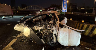 國道1號五楊高架清晨奪命自撞。（圖 ／翻攝畫面）