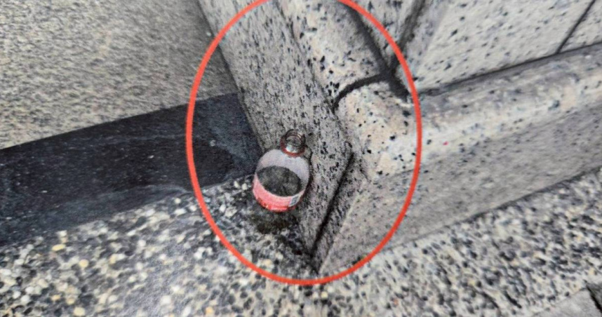 台北市中正第一分局員警逮獲偷喝超商櫻桃可樂的竊盜通緝犯。（圖／翻攝畫面）