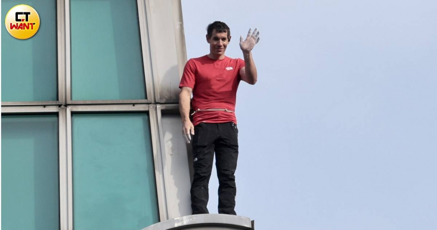 世界頂尖攀岩家艾力克斯霍諾德（Alex Honnold）挑戰徒手攀登台北101，攀爬過程不時停下揮手致意。（圖／黃耀徵攝）