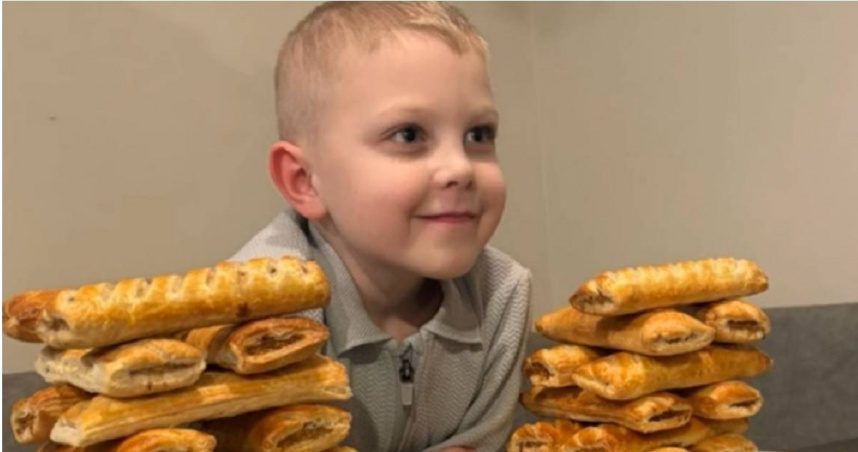 5歲男童葛雷森過去幾乎只吃香腸捲，對其他食物完全排斥。（圖／翻攝自臉書，David Kilmurry）