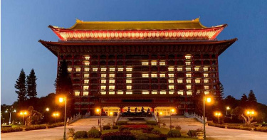 圓山大飯店點燈「加油」!向全國暖心喊話:黑夜總會過去