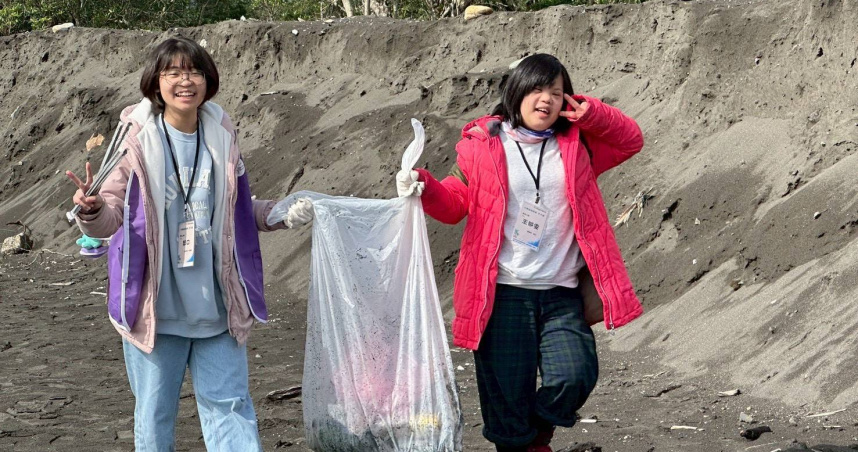 唐氏症關愛者協會舉辦「唐寶寶冬令營—小樹苗探險隊」，邀請30位19至35歲唐氏症青年，展開為期三天兩夜的環保探索與自立、社交學習之旅。（圖／翻攝畫面）