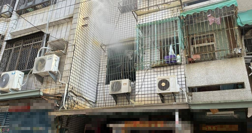 高雄楠梓中泰街一棟透天民宅14日發生瓦斯氣爆，陽台冒出大量濃煙。（圖／翻攝畫面）